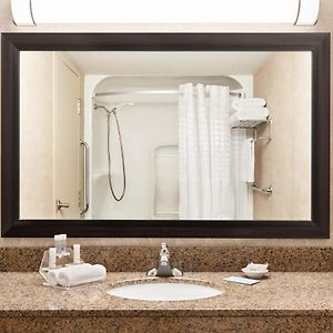 Deluxe King Room Mobility Access or Non-Smoking